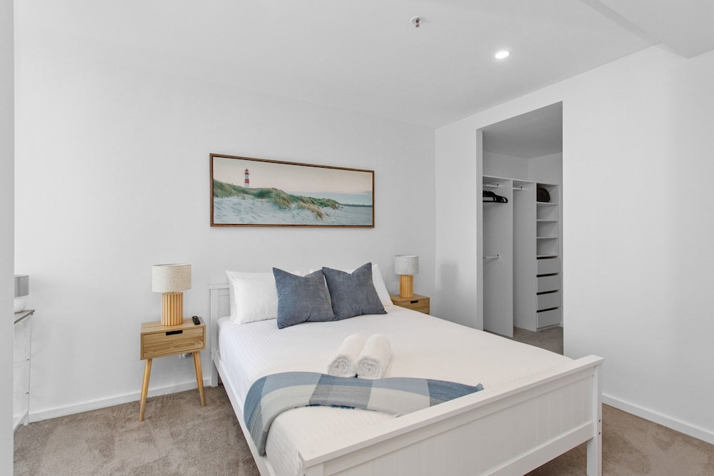 Central 2-bed With Gym, BBQ & Stunning Views