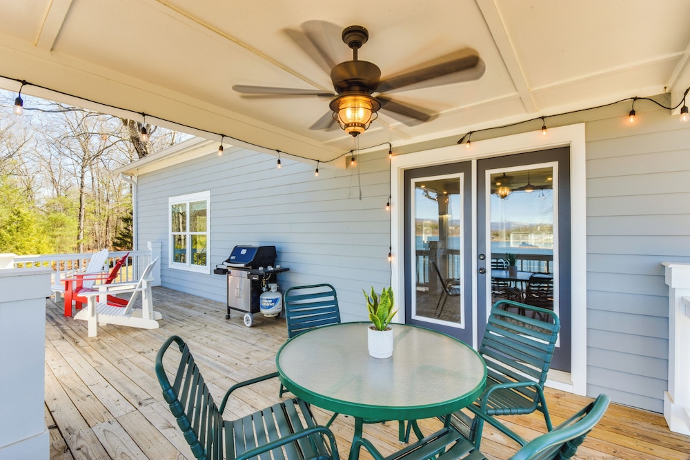 Lake Chatuge Escape: Ideal Location & Views! view 5