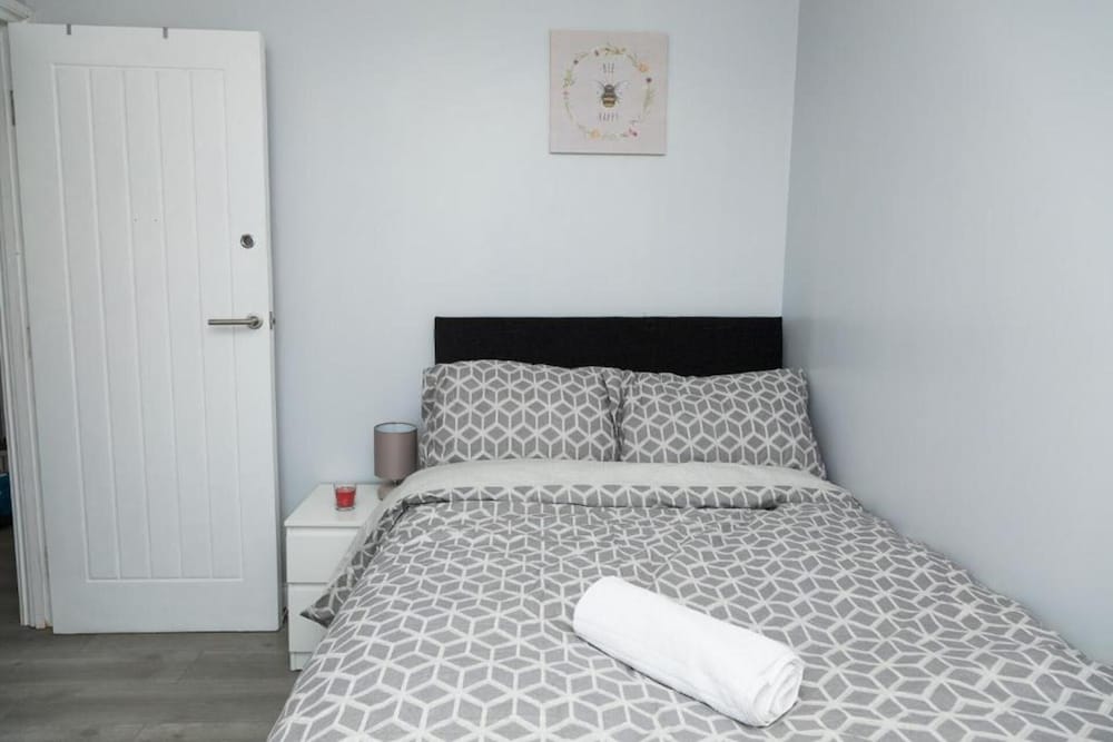 Bluewater House - Immaculate 4-bed in Greenhithe view 3
