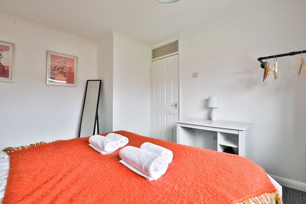 3 Bed House with Private Parking