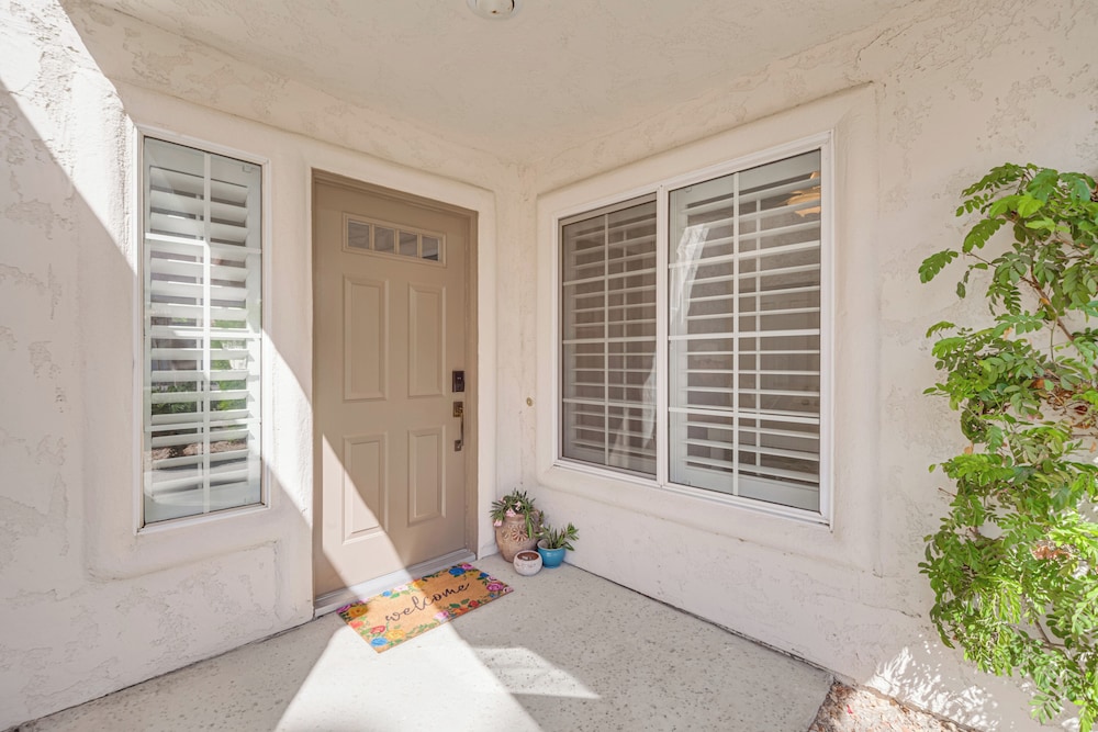 In Golf Course Community: Palm Desert Escape!