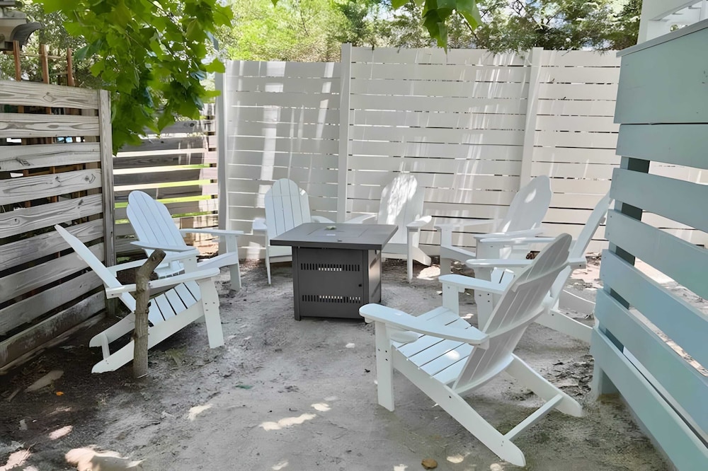 Salty Rose Inn by Avantstay Inlet Beach Home w/ Porch, Firepit & Pool Access