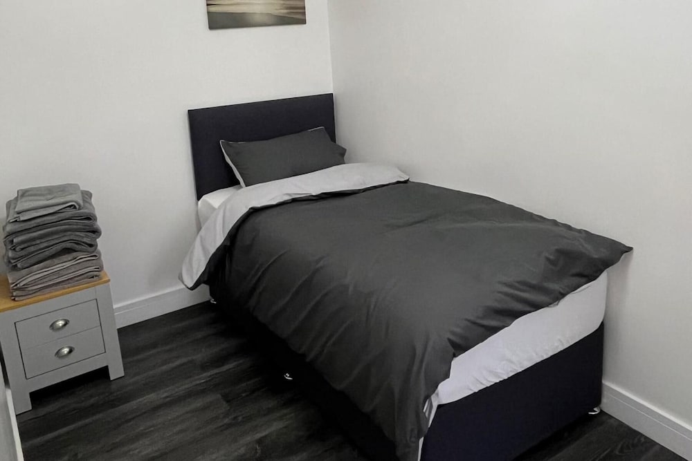 2 Bed Flat - Sleeps 4 - Parking - Wifi