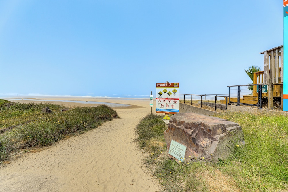 Walk to Beach: Dog-friendly Home in Lincoln City