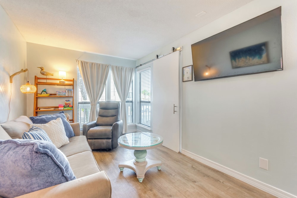 Walk to Beach: Resort Retreat w/ Balcony in Destin