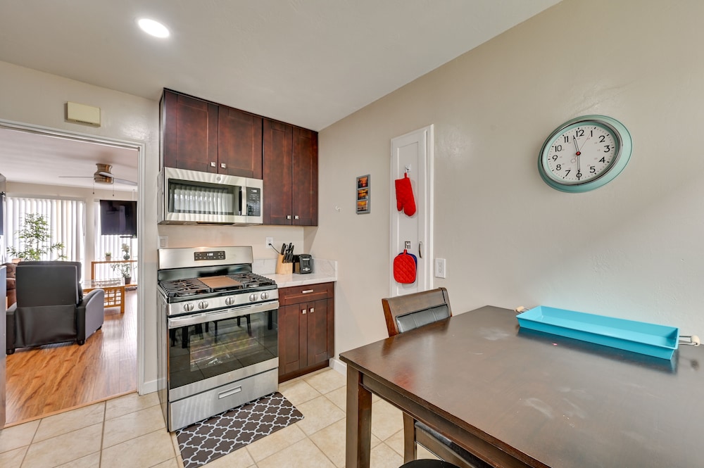 Pacific Beach Apartment: Walk to Beach & Pier!
