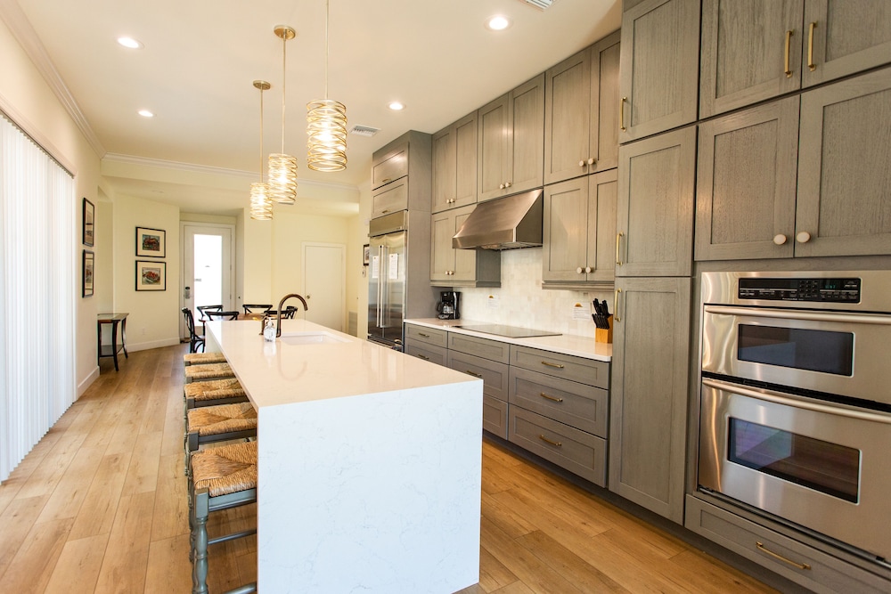 Sorrento Luxury Vacation Home: Expansive 5-Bedroom, 4.5-Bath Retreat with Private Pool, Hot Tub, and Pet-Friendly Accommodations – Just a Short Walk from S