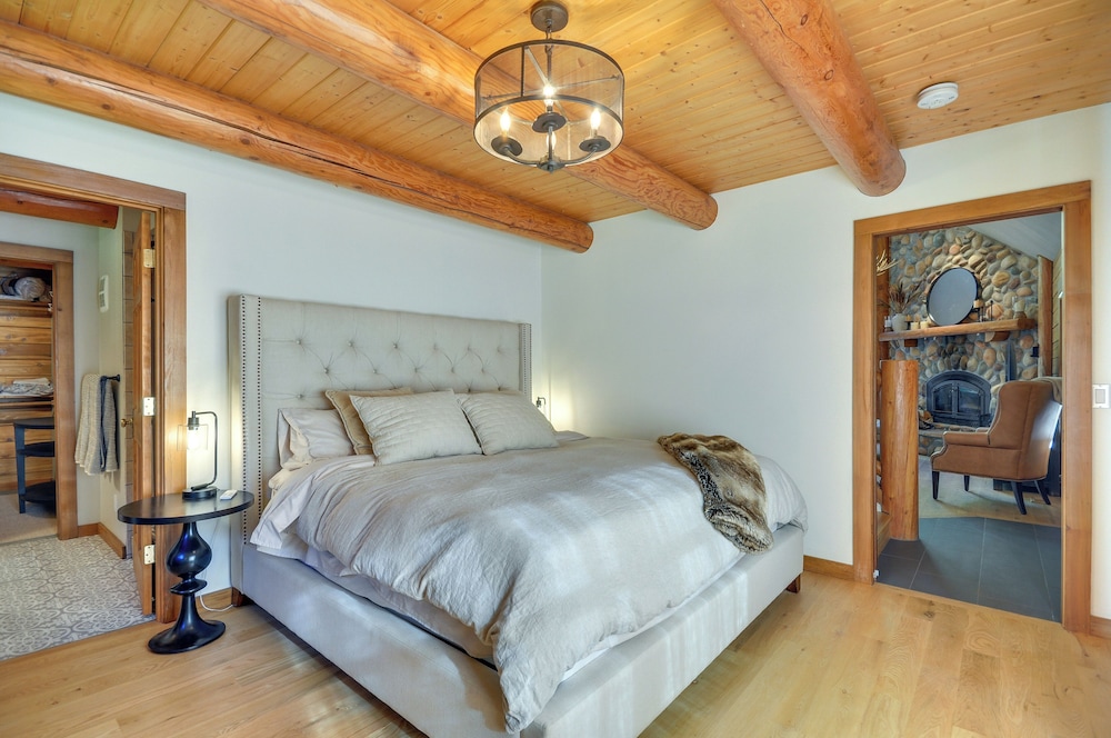 Luxe Cabin in the Woods: Walk to Lake! view 4