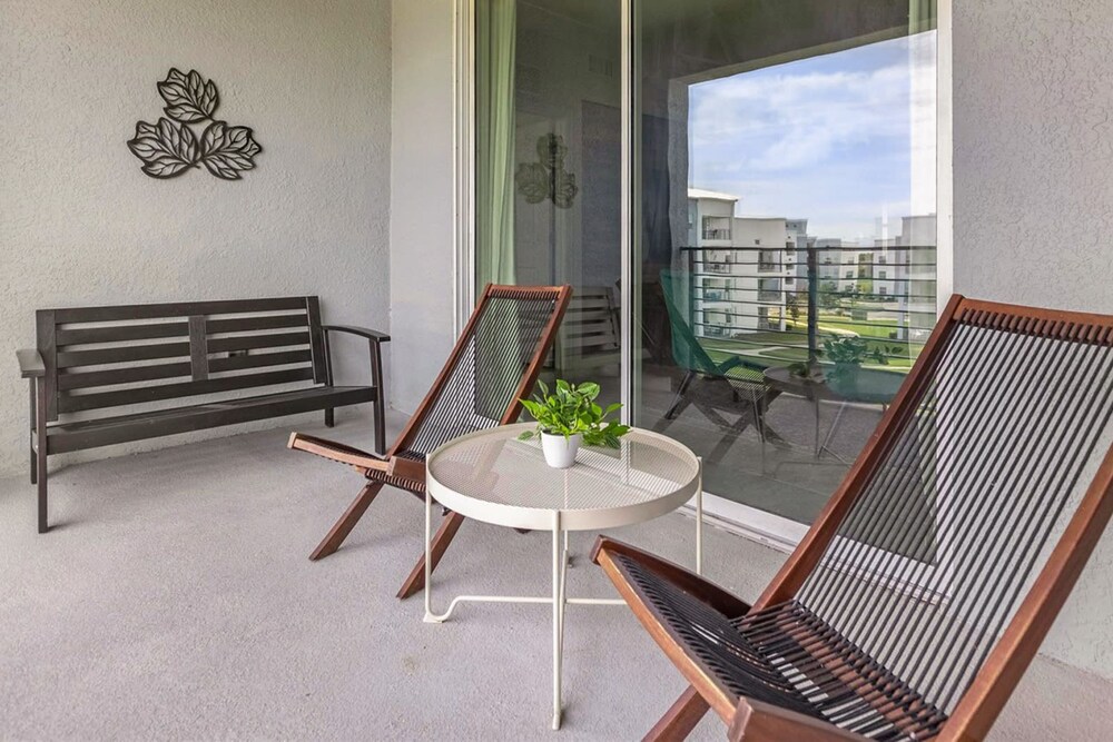 Upstay Stylish Condo w Patio Storey Lake Resort