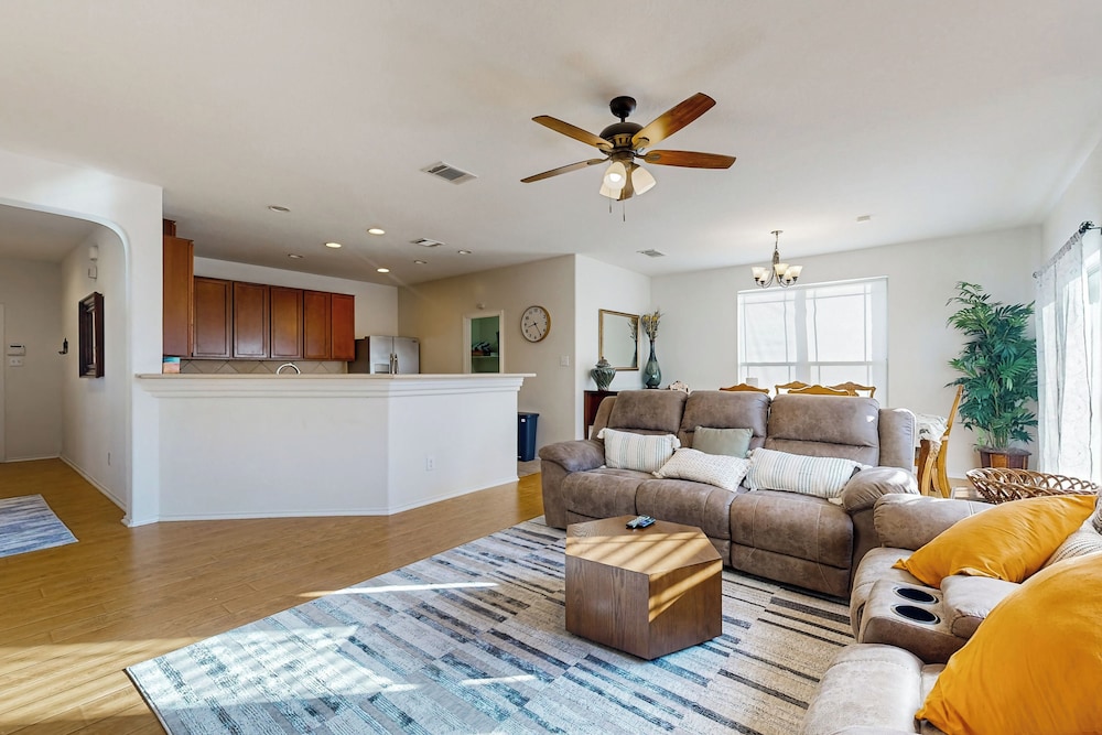 Inviting Home w/ Enlosed Yard & Gas Grill