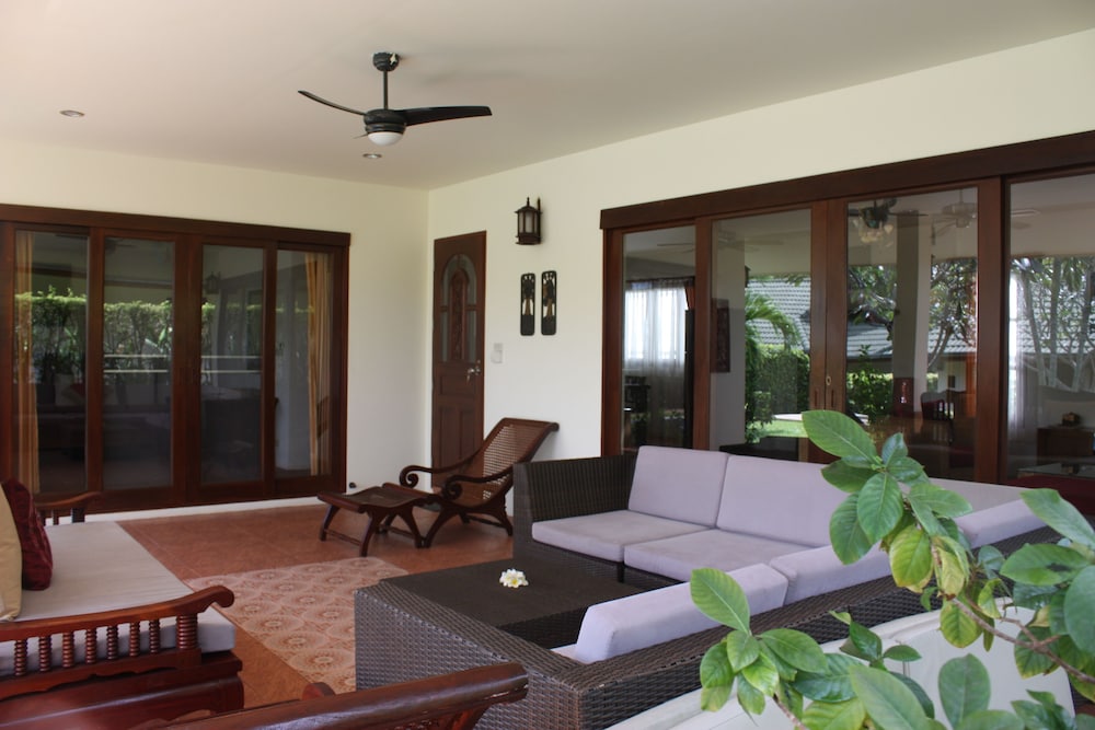 Idyllic Samui Beach Villa Resort