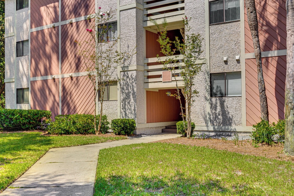 Access to Folly Field Beach & Pools: Coastal Condo