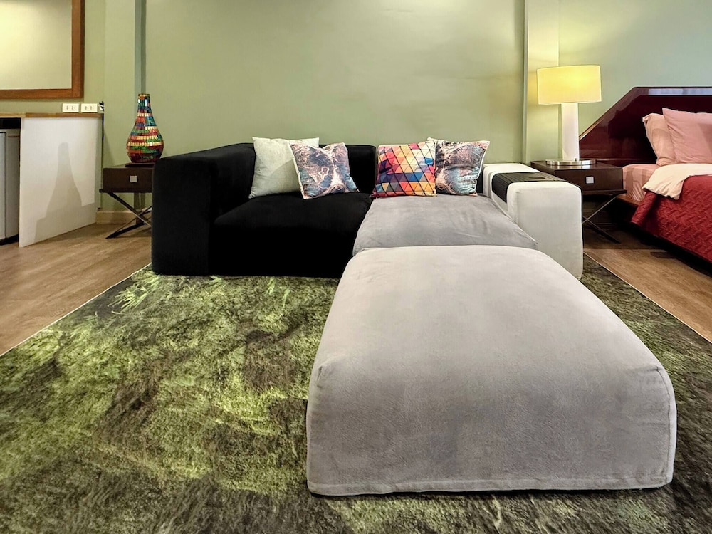 Stylish 3-bedroom Townhome in Heart of Bangkok