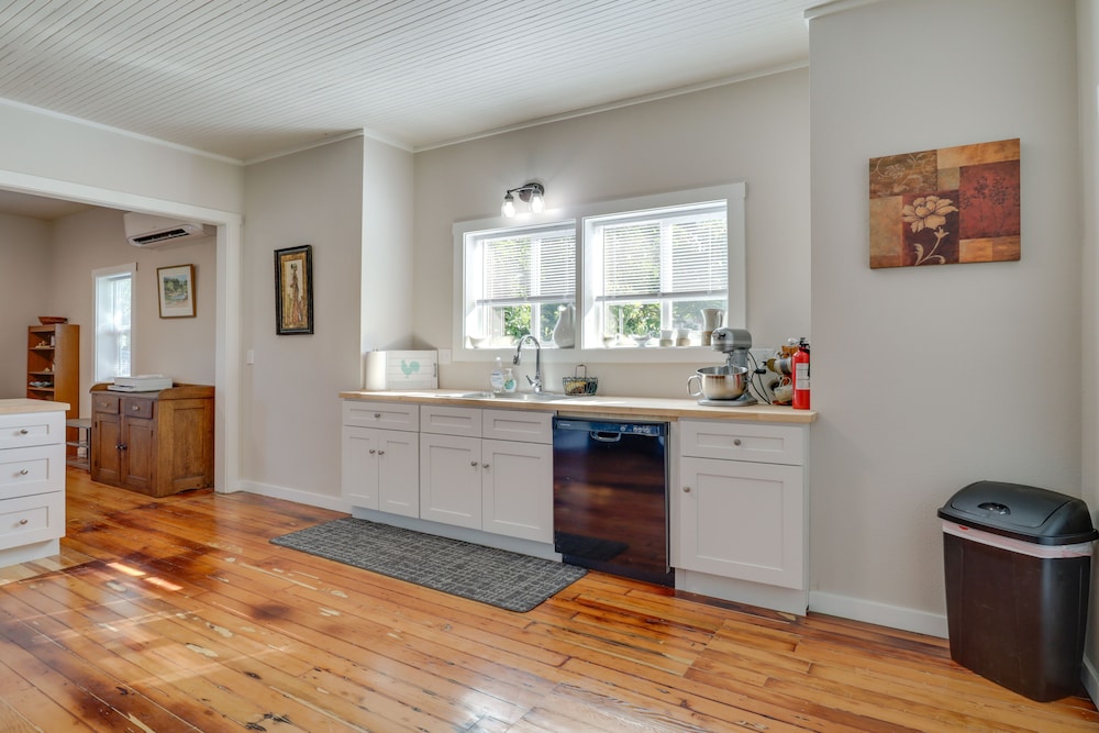 Lafayette Townhome: Cozy Retreat w/ Private Patio view 5
