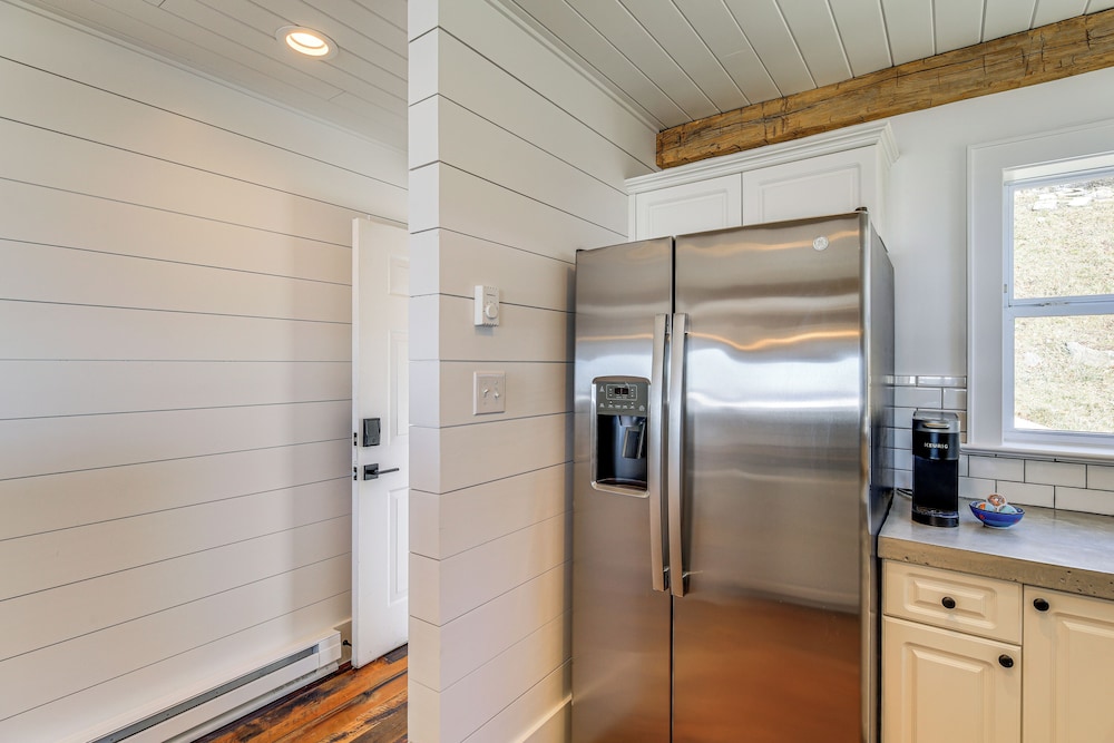 2 Mi to Beech Mtn: Fully Remodeled Condo w/ Patio!
