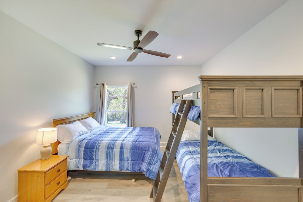 Lake Palestine Vacation Rental - Steps to Water!