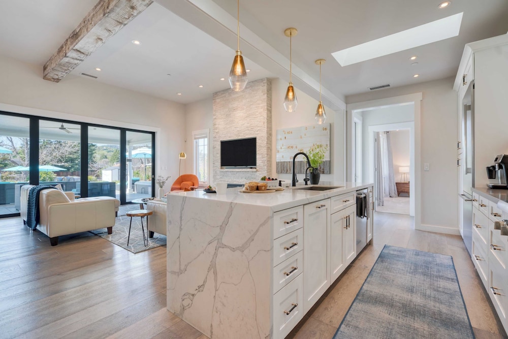 Luxe, Pool, Spa, Fire Pit, Game Room, Piano Sonoma Pool Retreat by Avantstay