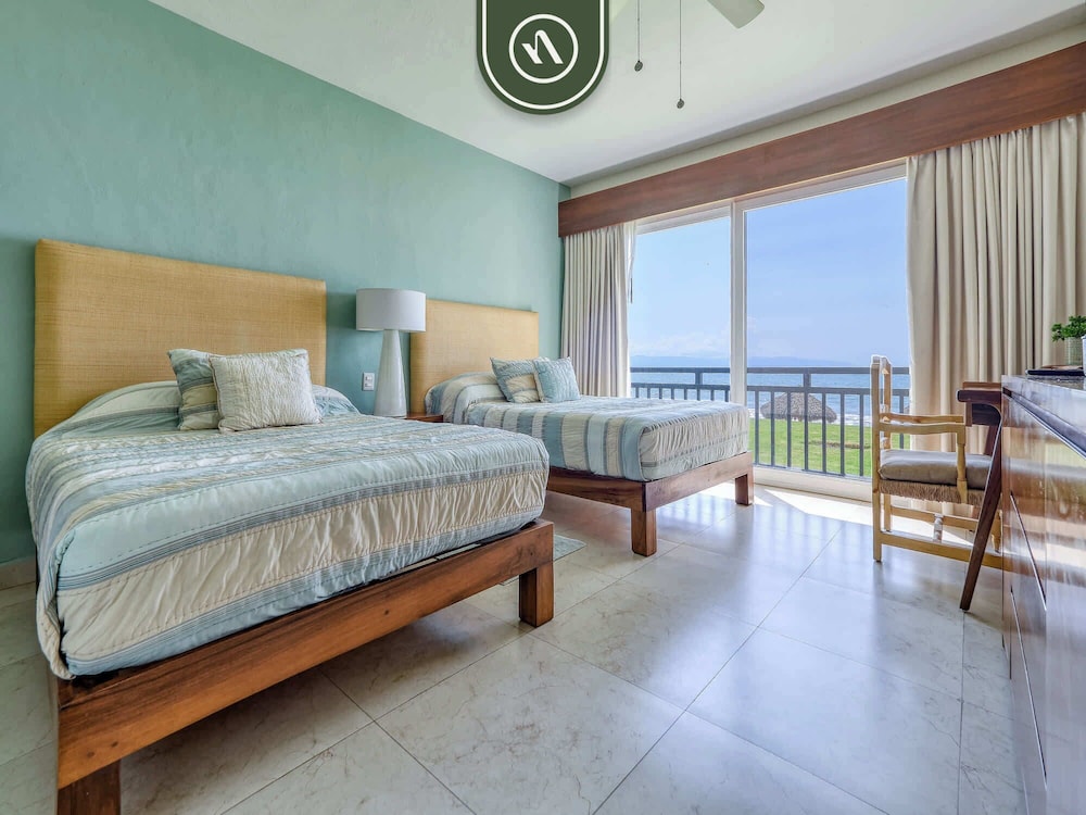 Oceanview 4 BR Condo - Pool - Beach - Terrace