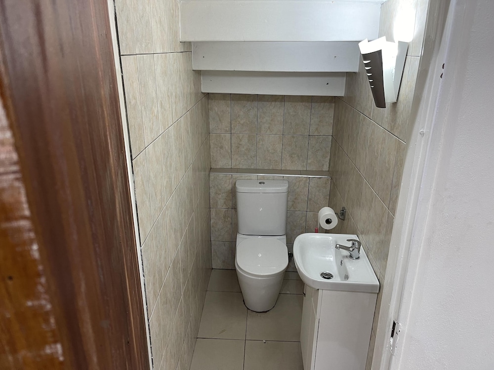 Remarkable 5-bed House in Springs & Nigel
