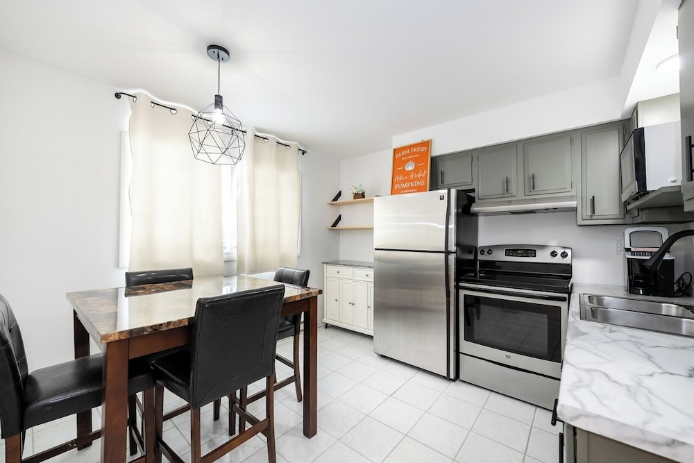 Modern 1BR Apt Near Lake & Downtown