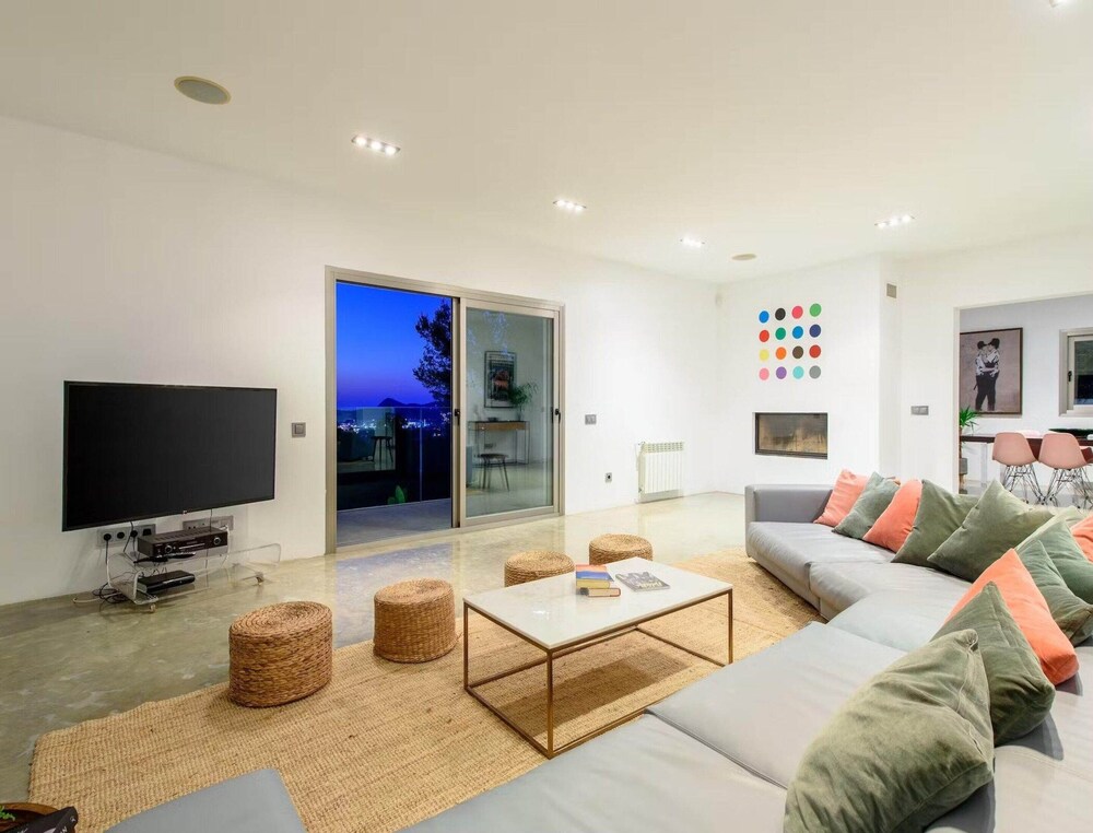 Modern Holiday Home With Sunset Views