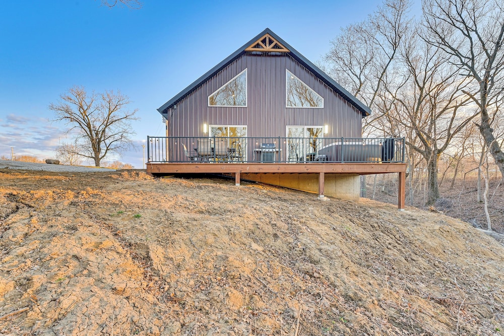Hot Tub, Water Access: Cabin Near Lake Red Rock!