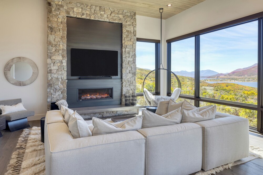 Reflection by Avantstay Sleeps 18 + Lake Views Hot Tub + Game Room view 2