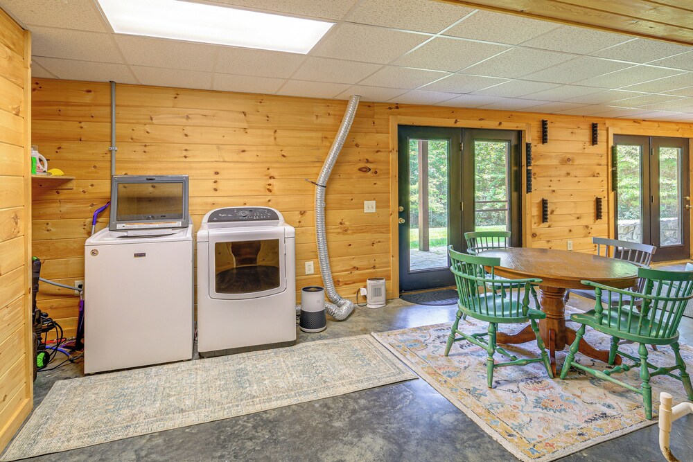 Blue Ridge Mtns Retreat w/ Views, 1 Mi to Parkway!