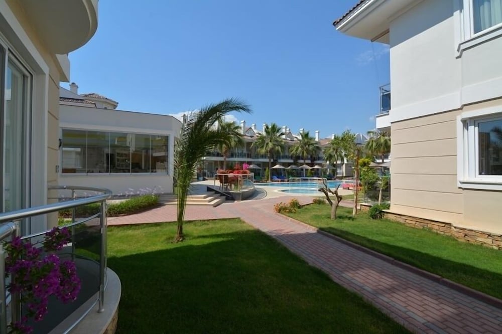 Golden Life Blue Green Residence