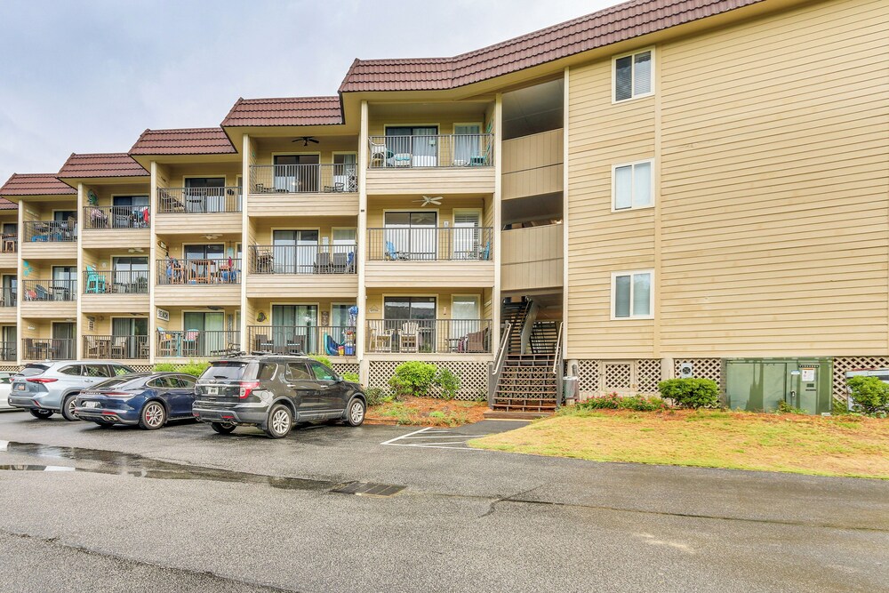 Hilton Head Condo w/ Pool & Dining: Walk to Beach!