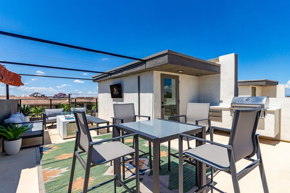 Papago Lux Townhouse 4level Oasis w Rooftop Lounge