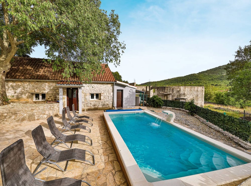 Countryside Idyllic Holiday Home With Pool