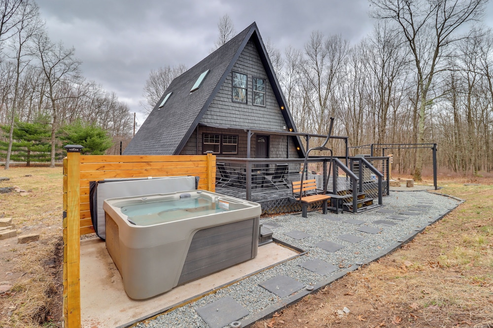 9 Mi to Big Boulder Mtn: A-frame Cabin w/ Hot Tub