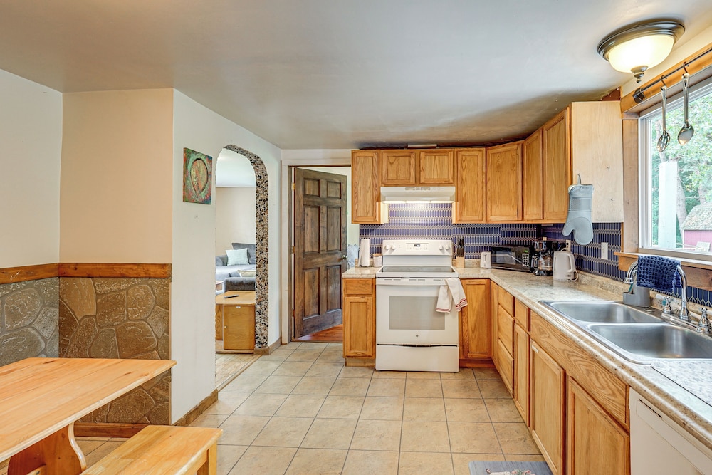 2 Mi to Michigan's Adventure: Family Home w/ Patio