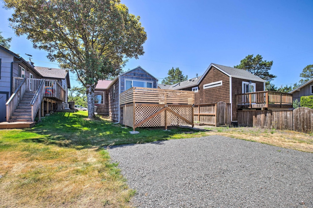 Quaint 'sur La Mer' Cottage w/ Deck, Fire Pit view 4