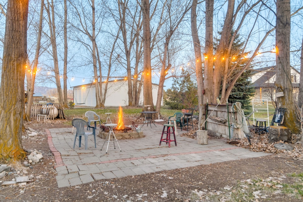 2 Mi to Snake River: Quaint Farmhouse w/ Patio!