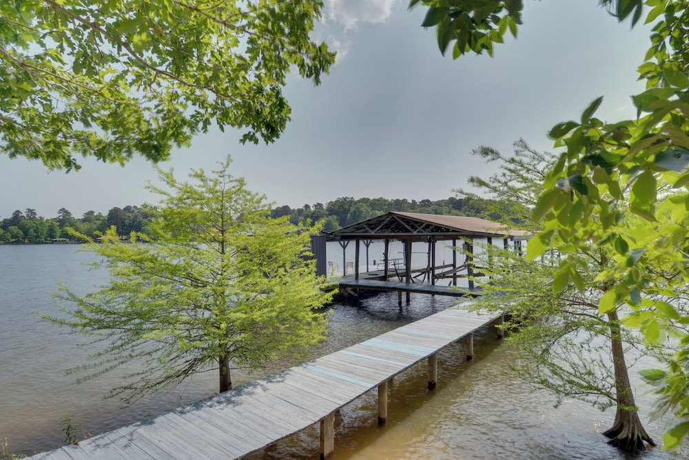 Beautiful Toledo Bend Retreat w/ Private Dock view 3