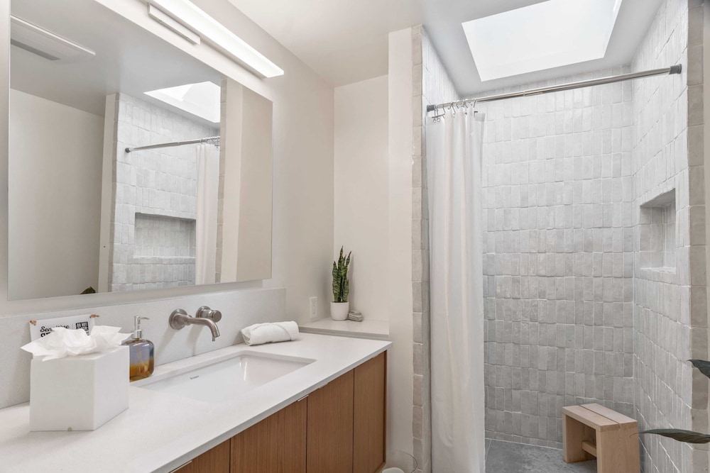 Sleeps 10, Luxe 2 Homes Malibu Hills Retreat Cielo Estate by Avantstay