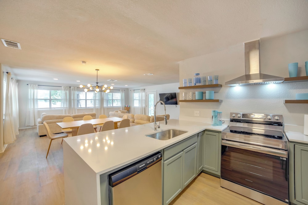 Waterfront Cedar Creek Lake Gem: Near Marina!