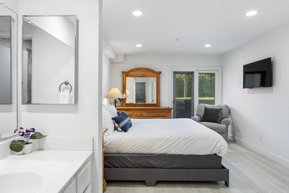 Walk to Beach Pool, Hot Tub, Private Patio, Parking Seabreeze Retreat