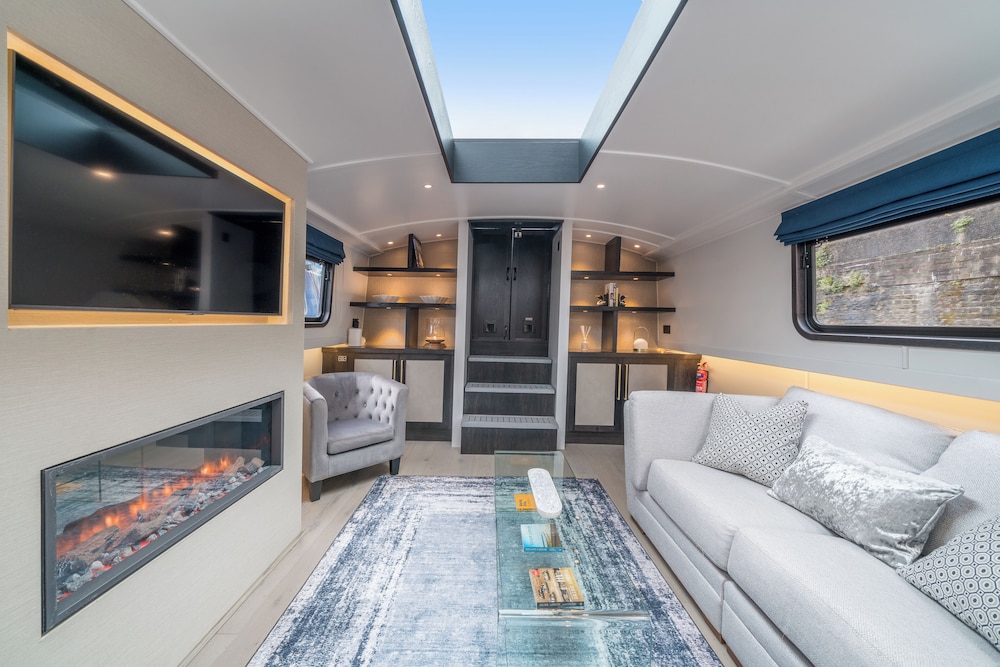 Elegant houseboat near Canary Wharf