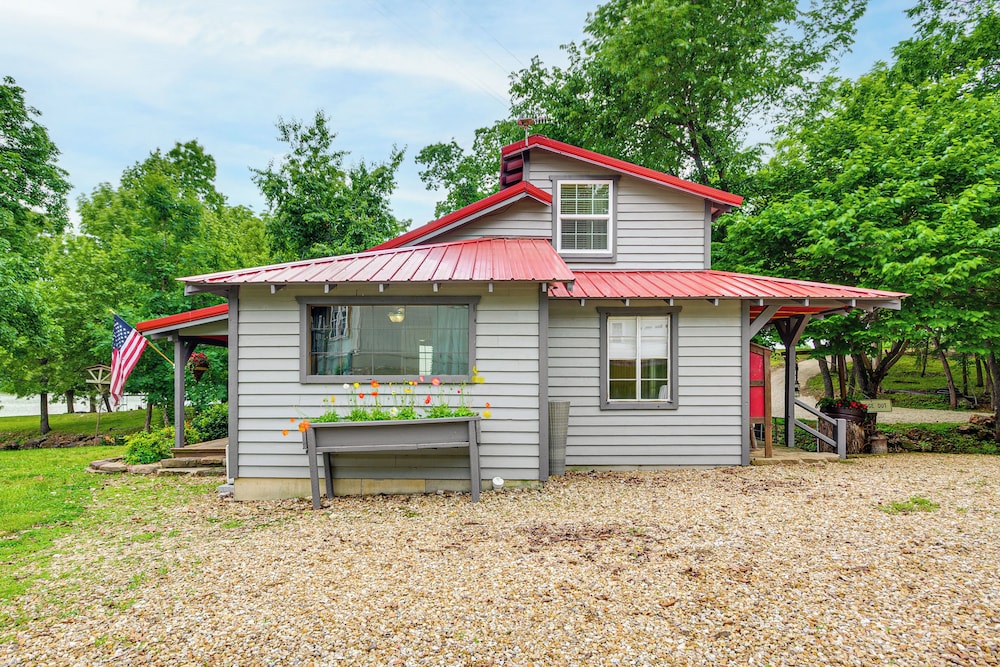Hike, Swim & Fish: Lakefront Cabin in Roach!