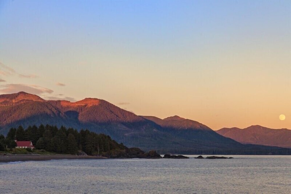 Nootka Island Lodge