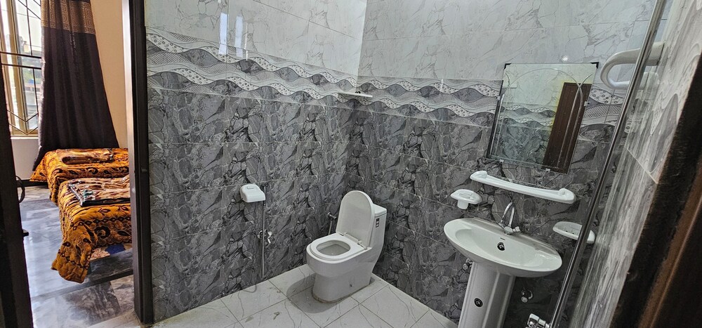 Mirpur 3-bed House Sleeps 6 view 4