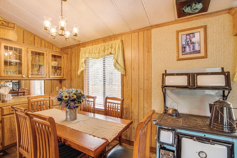 Creekside Cabin w/ Deck & Views in Panguitch!