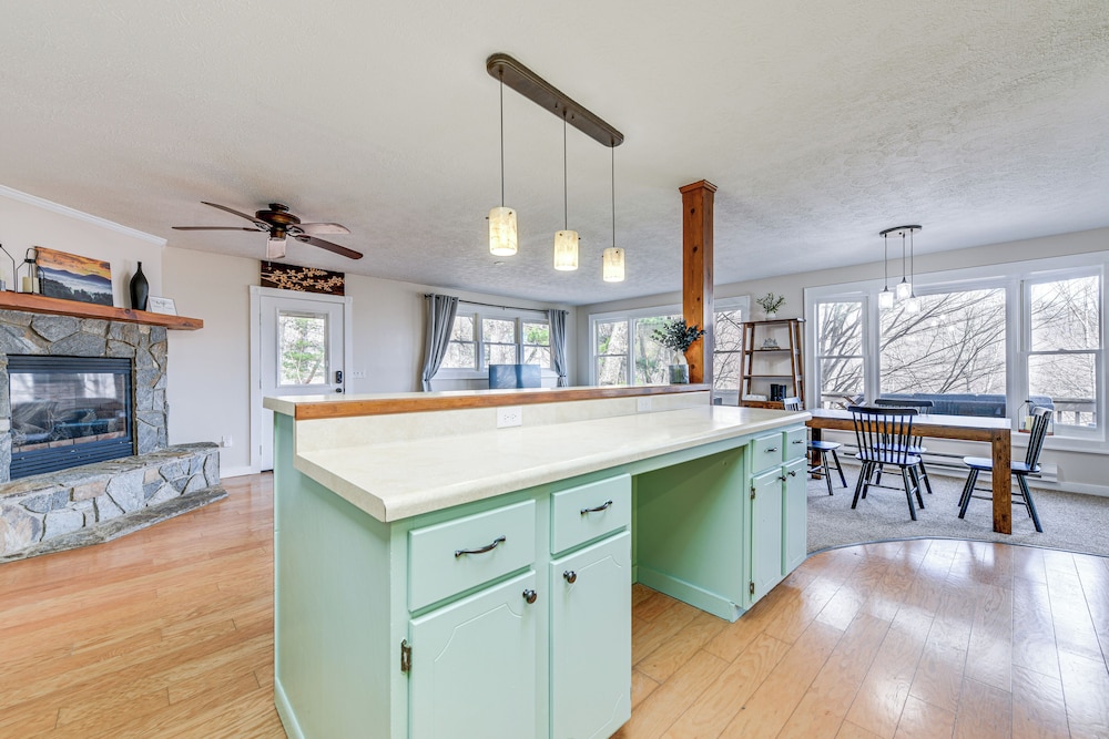 Hot Tub & Mountain Views: Waynesville Retreat!