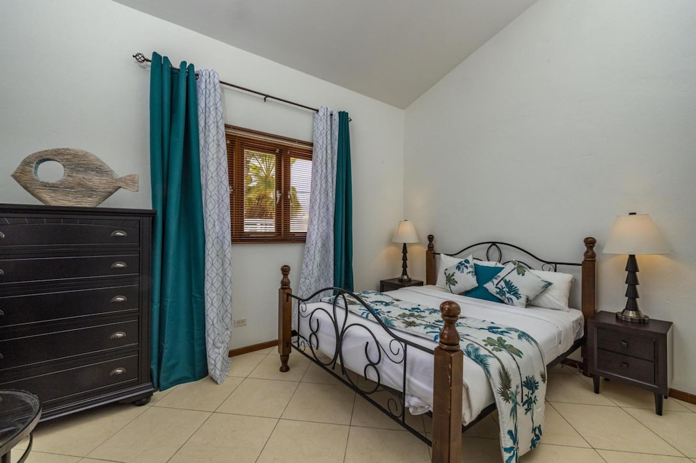 Villa Salina - 5BR w Pool Jacuzzi Sauna