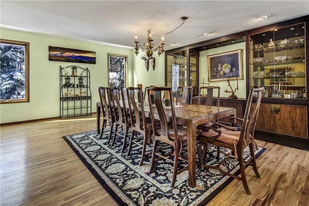 Slopeside Chalet - 6 Bedrooms Home