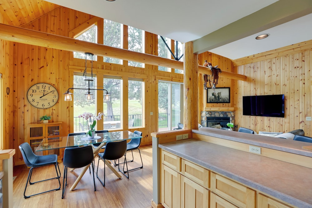 Hike, Fish & Ski: Redmond Escape w/ Hot Tub!