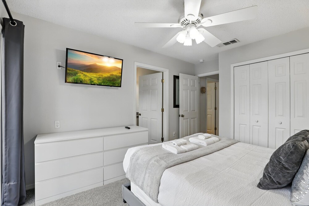 Disney Charm, Steps From Pool and Clubhouse!
